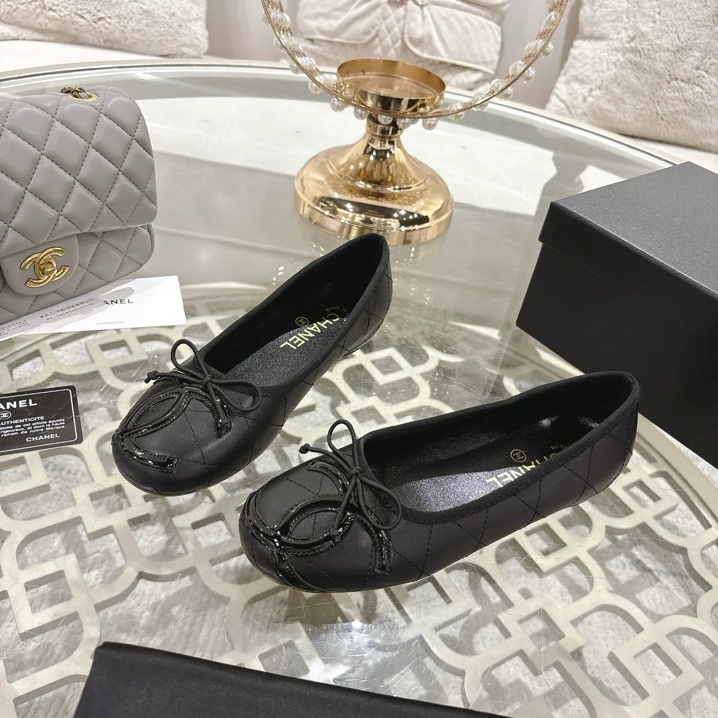 👟👟Ex-factory price 540👟👟 [Purchase-level quality] CHANEL Xiaoxiang 25/A new summer bow-tie shoes 💃 This pair of "dancing shoes" is really breathtakingly beautiful! Made of cowhide fabric + exquisite electric embroidery, every detail exudes a sense of high-end ~ classic bow design, Italian genuine leather sole, comfortable and elegant on the feet, a perfect must-have for fairies!  🌟 All counters are from the same source! All materials are customized according to the original 1:1, and are developed and patterned from genuine products. The quality is absolutely assured ~ a classic that must be bought every year, a versatile artifact that looks great whether paired with skirts or jeans!  💖 The perfect finishing touch for summer outfits, sisters, just do it! 👉 Fabric: Imported sheepskin Lining: Imported sheepskin Outsole: Private molded outsole Size: 35-40 Leather surface